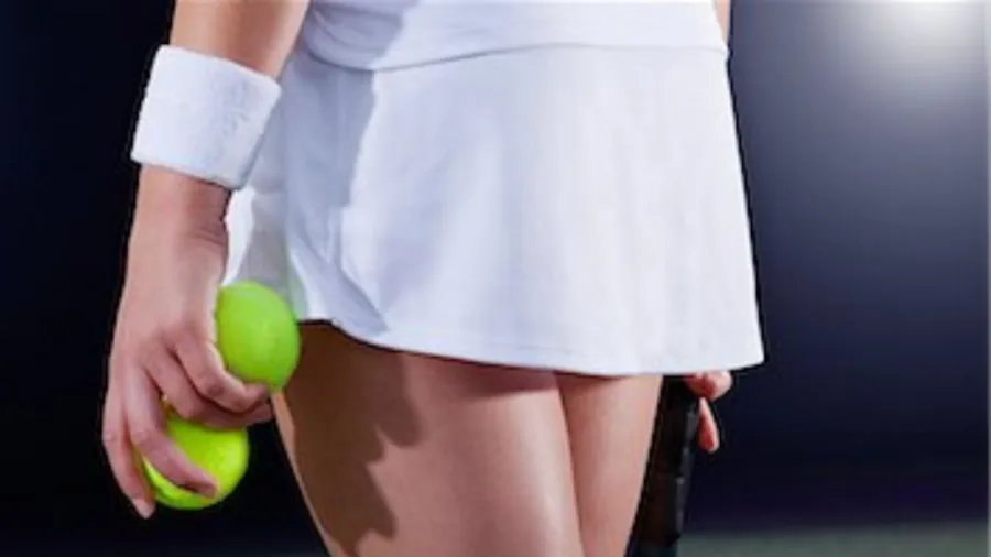 How Female Tennis Players Hold Extra Balls