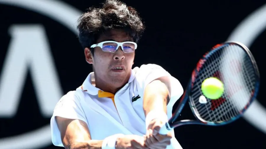 Do you wear glasses when playing Tennis